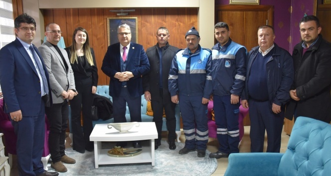 Temizlik işçileri, çöpte bulduğu 90 bin liralık çeki sahibine ulaştırdı