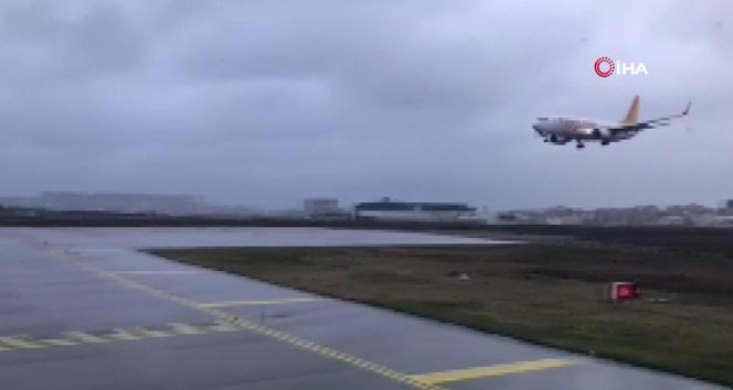 Uçağın pistten çıkma anı kamerada