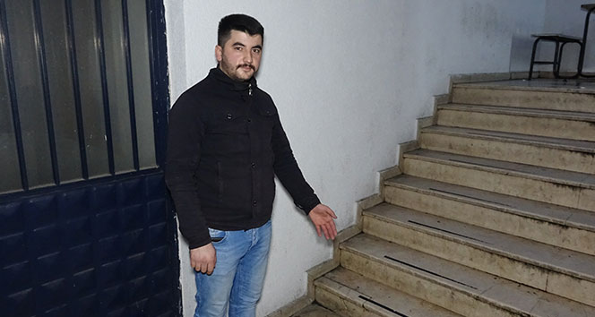 Yağmurda ıslanan köpeği kazağını çıkarıp kurulayan vatandaş içleri ısıttı