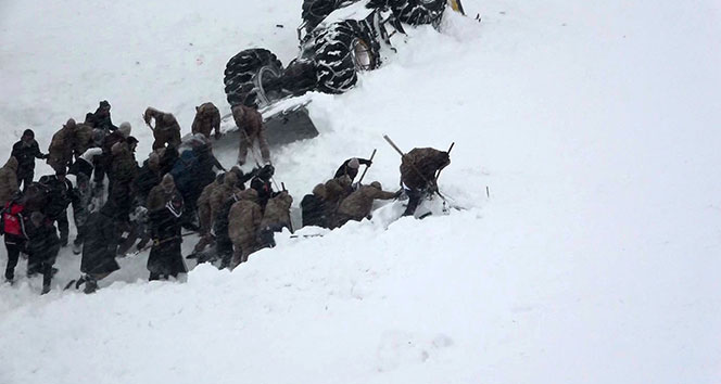Çığ bölgesinde olumsuz hava şartları nedeniyle arama kurtarma çalışması yapılamıyor