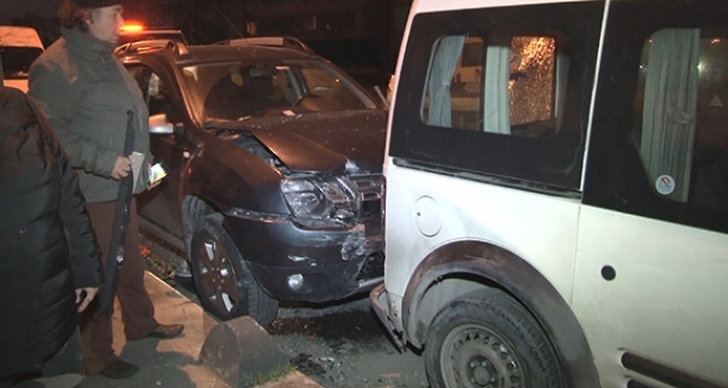 Direksiyon hakimiyetini kaybeden sürücü park halindeki 7 araca çarptı