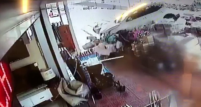 Gaz ile freni karıştıran sürücü, beyaz eşya dükkanına daldı