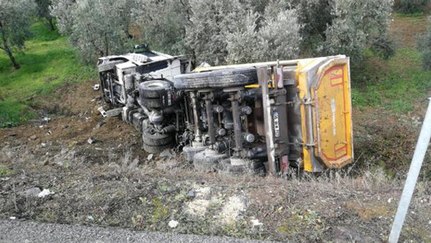 Hafriyat kamyonu şarampole yuvarlandı; sürücü yaralandı