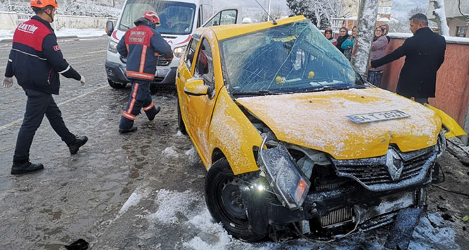 Kontrolü kaybeden ticari taksi direğe çarptı: 4 yaralı