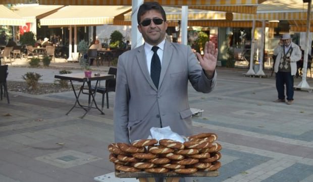 ‘Kravatlı simitçi’ 18 yıldır mesaisini aksatmıyor