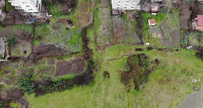 Mahallede endişe oluşturan çökme ve yarıklar