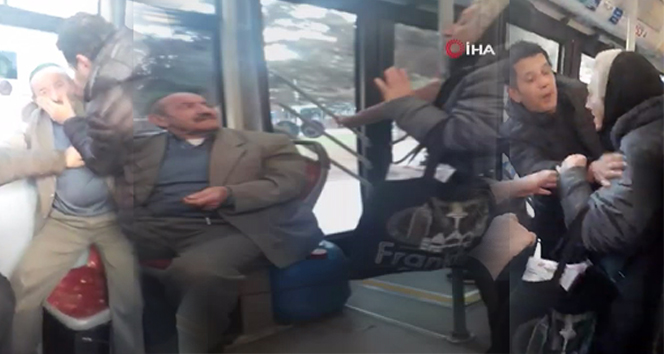 Otobüste yaşlıların kavgası kameraya yansıdı