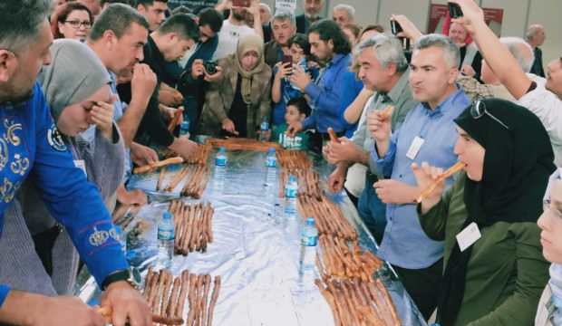 17 yaşındaki Beyza 5 dakikada 6 metre börek yedi