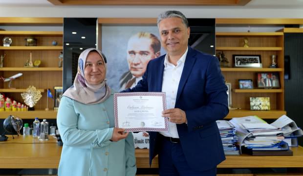 46 yaşında 4 çocuk bakarak üniversiteyi bitirdi