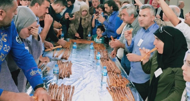 5 dakikada 6 metre böreği yedi