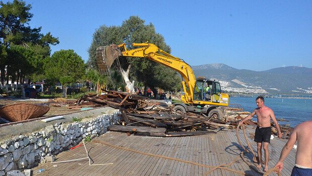 Akbük kıyısındaki kaçak yapılar yıkılıyor