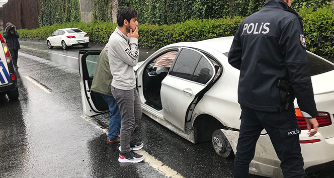 Kayganlaşan yolda kaza yapan araç sürüklenince lastikleri fırladı