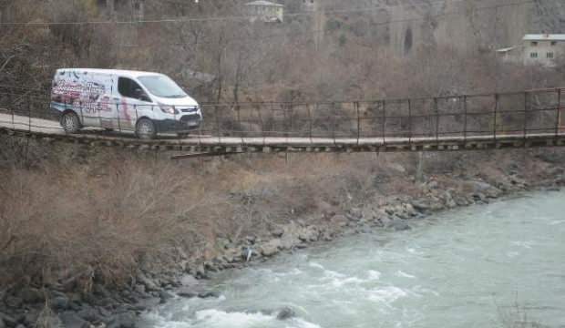 Asma köprüden araçları ile geçiyorlar