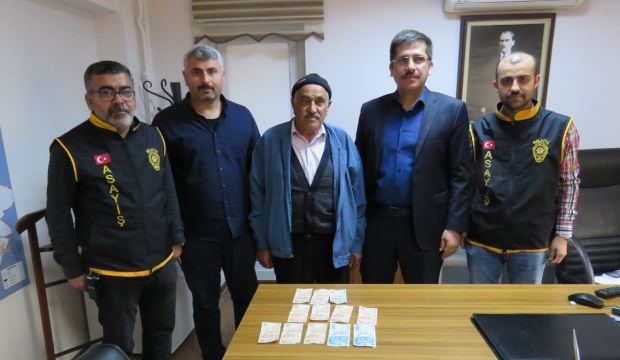 ATM’de maaşını çekmek isterken parasını kaptırdı