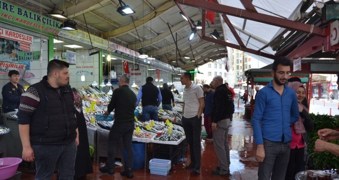 Balık satışlarını korona virüsü endişesi vurdu