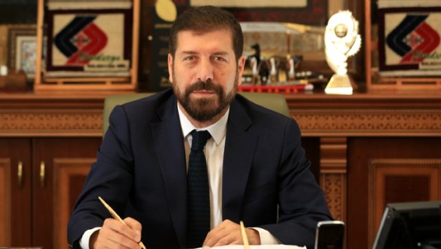 Belediye Başkanı, tüm maaşını salgın nedeniyle işsiz kalan vatandaşalara bağışladı