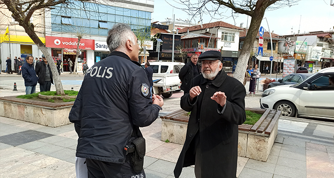 Dede sokağa çıktı polis ile tartıştı. ’82 yaşındayım böyle bir şey görmedim’