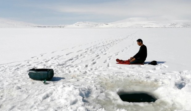 Donan göl üzerinde namaz