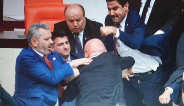 Engin Özkoç’a yumruk atan vekilin eli kırıldı