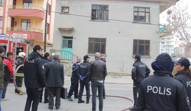 Evlerini yıktırmamak için anne kız 2 saat ekiplere direndi