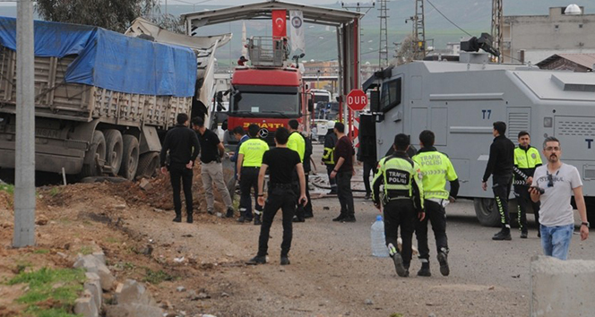 Freni boşalan tır, polis noktasına daldı: 2 Yaralı