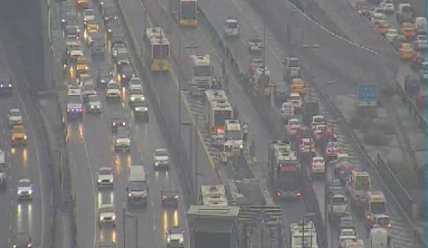 Haliç Köprüsü’nde iki metrobüs çarpıştı: 10 kişi yaralandı