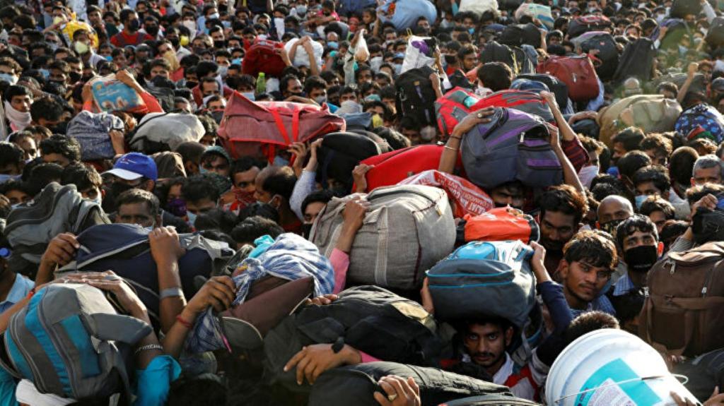 Hindistan’da koronavirüs sebebiyle getirilen sokağa çıkma yasağı kaosa dönüştü