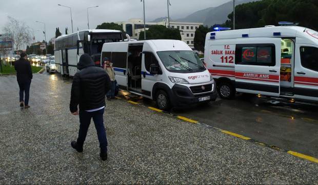 İşçileri taşıyan servis kaza yaptı: Yaralılar var