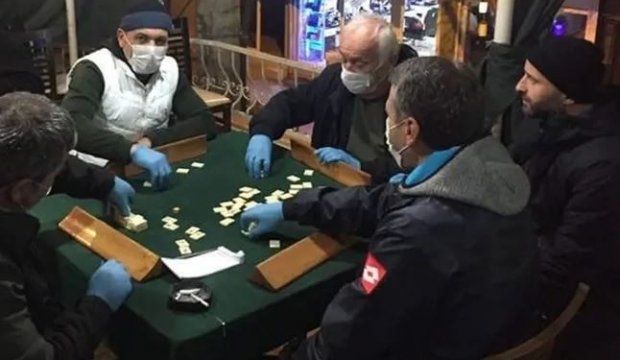 Koronavirüse karşı maske ve eldivenle okey