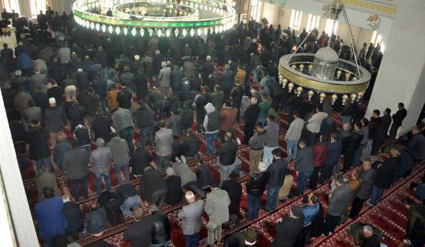 Korona’ya rağmen cuma namazında saflar doldu