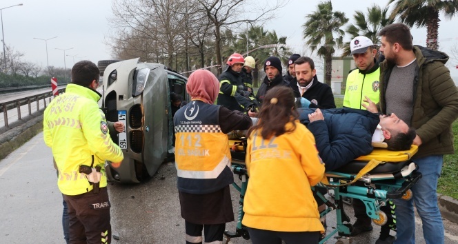 Lüks otomobil bariyerlere çarpıp yan yattı: 2 yaralı