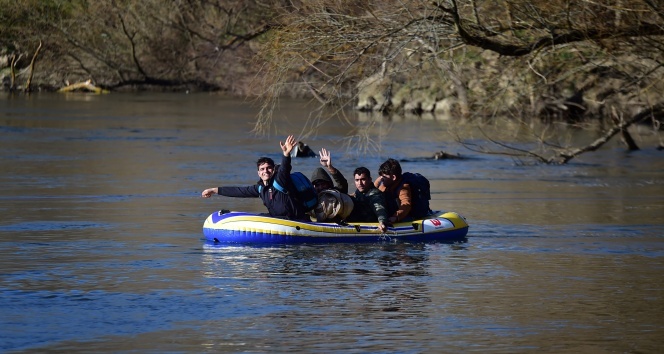 Mültecilerden ilginç geçiş yöntemi