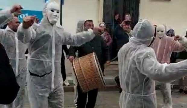 Ne düğünden vazgeçtiler ne de tedbir almaktan…