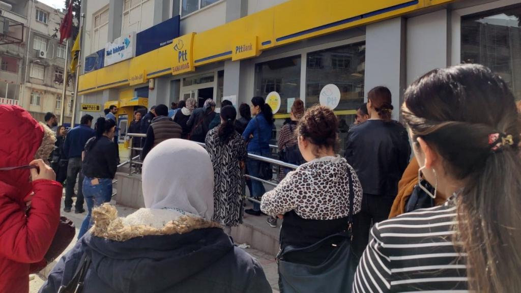 PTT önünde kadınların sıra tartışması