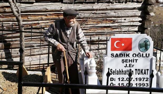 Şehit oğlunu yalnız bırakmamak için köyünü terk edemiyor