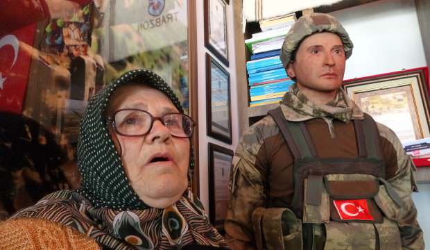 Şehit oğlunun hasretini böyle gidermeye çalışıyor