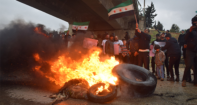 Suriyeliler M4 karayolunda devriye atan Rus askerlerini protesto etti