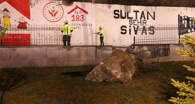 Yamaçtan kopan kaya parçası il müdürlüğünün bahçesine düştü