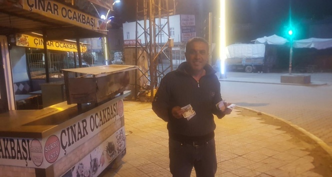 Yerde bulduğu döviz ve altınları sahibine teslim etti