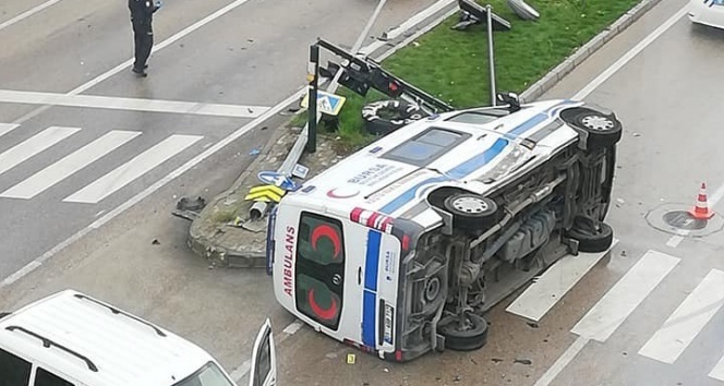 Hasta taşıyan ambulans yan yattı