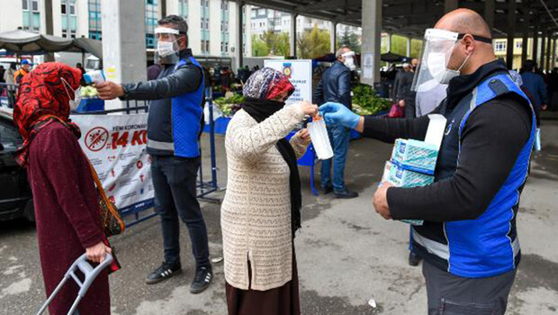 Ankara’da semt pazarında koronavirüs önlemi