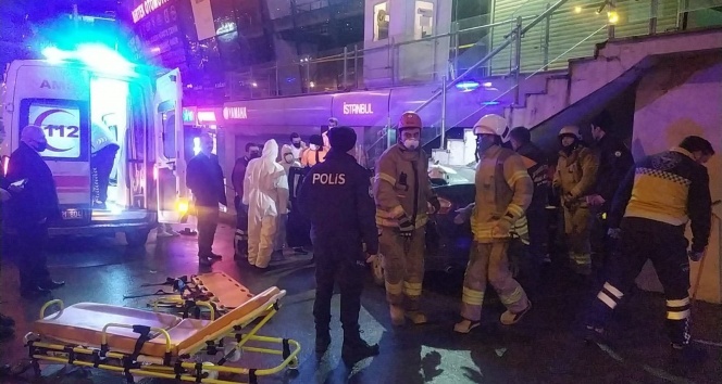 Avcılar’da bir otomobil AVM girişindeki merdivenin altına saplandı: 3 yaralı