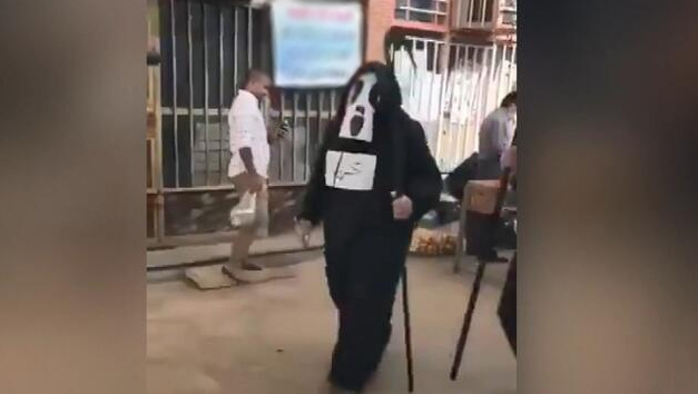 Sokağa çıkma yasağını delenlere Azrail kostümüyle koronavirüs uyarısı