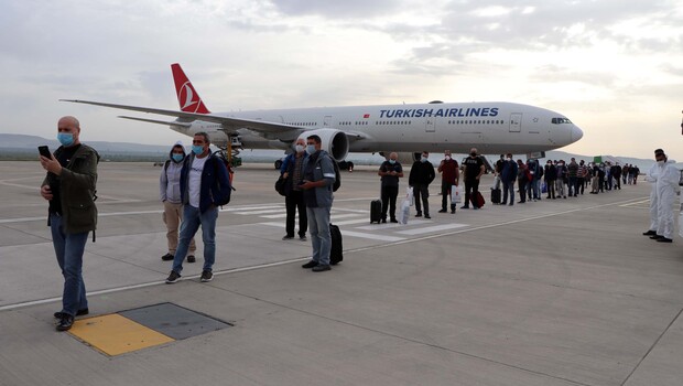 Bakan Çavuşoğlu duyurdu: Bu gece itibarıyla 15 bin kişi geliyor