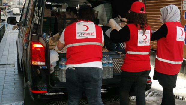 Beşiktaş’ta Türk Kızılayı Ramazan pidesi ve su dağıttı