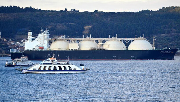 Dev doğal gaz tankeri Çanakkale Boğazı’ndan geçti