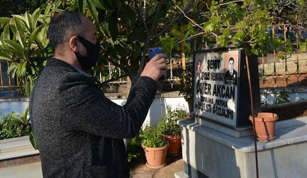 Evden çıkamayınca şehit oğlunun mezarını ‘görüntülü’ ziyaret etti