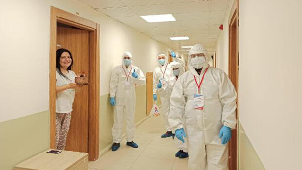 İrlanda’dan getirilerek karantinaya alınan Ebru’ya sürpriz doğum günü