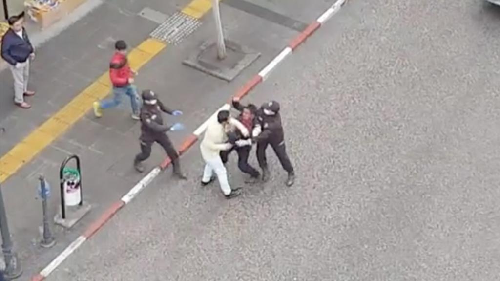 Sosyal mesafeyi bırakıp kavgaya tutuştular