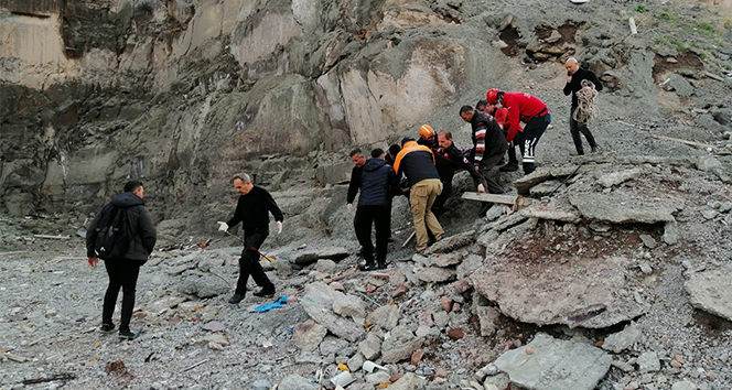 Fotoğraf çektirmek için çıktığı kayalıklardan uçuruma yuvarlandı